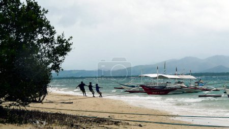 Téléchargez les photos : Pêcheurs dans le super typhon Ketsama à Puerto Princesa, Palawan - Philippines - en image libre de droit