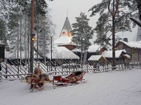 Rentiere im verschneiten Weihnachtsmanndorf, Rovaniemi - Finnland