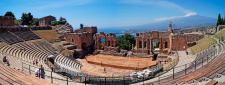 Foto de Teatro griego en Taormina, con volcán Etna, Sicilia - Italia - Imagen libre de derechos