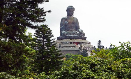 Téléchargez les photos : Bouddha en bronze sur l'île de Lantau près de Hong Kong - en image libre de droit