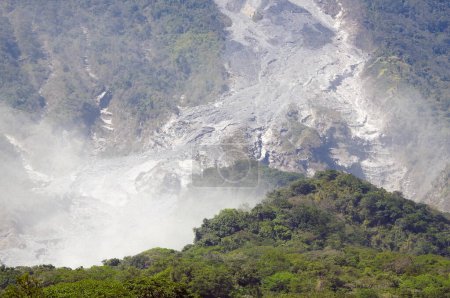 Téléchargez les photos : Volcan De Fuego près de la ville d'Antigua - Guatemala - en image libre de droit