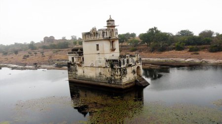 Téléchargez les photos : Padmini Palace entouré d'eau à Chittogarh - Inde - en image libre de droit