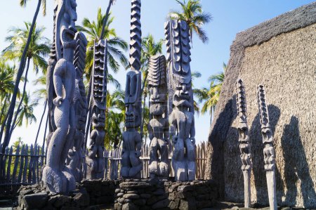 Téléchargez les photos : H naunau National Historical Park, Statue protectrice, Kona, Big Island, Hawaï - États-Unis - en image libre de droit