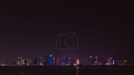 Foto de El centro de Doha por la noche desde el parque MIA. - Imagen libre de derechos