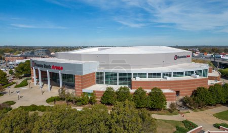 Téléchargez les photos : Simmons Bank Arena à Little Rock d'en haut - vue aérienne - LITTLE ROCK, ARKANSAS - 5 NOVEMBRE 2022 - en image libre de droit