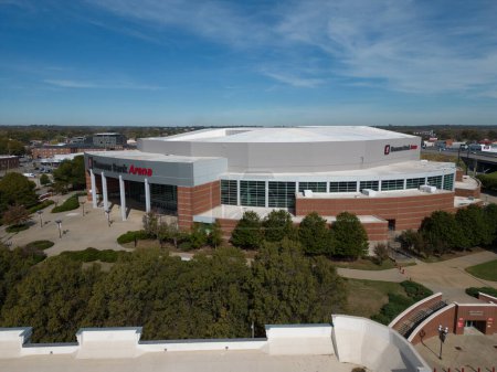 Téléchargez les photos : Simmons Bank Arena à Little Rock d'en haut - vue aérienne - LITTLE ROCK, ARKANSAS - 5 NOVEMBRE 2022 - en image libre de droit