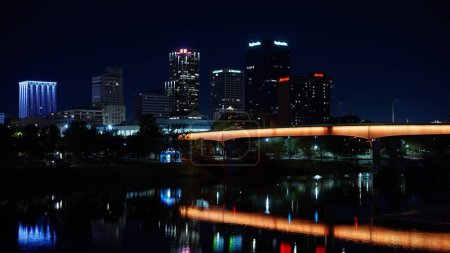 Téléchargez les photos : Pont de jonction à Little Rock illuminé la nuit - LITTLE ROCK, ARKANSAS - 05 NOVEMBRE 2022 - en image libre de droit