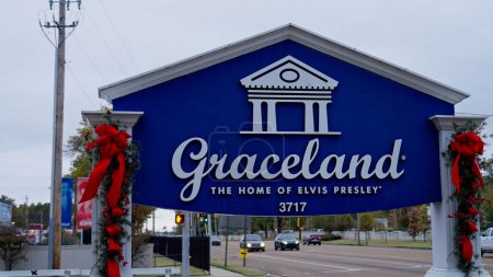 Foto de La señal de bienvenida a Graceland en Memphis - MEMPHIS, TENNESSEE - 07 DE NOVIEMBRE DE 2022 - Imagen libre de derechos