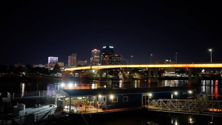 Téléchargez les photos : Little Rock Arkansas avec ses ponts colorés la nuit - LITTLE ROCK, ARKANSAS - 05 NOVEMBRE 2022 - en image libre de droit