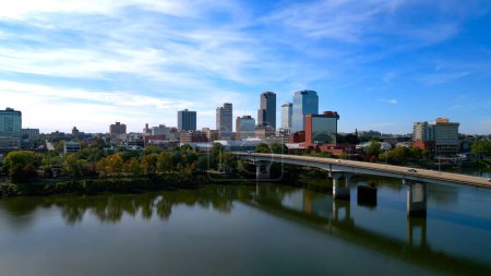 Téléchargez les photos : Skyline de Little Rock la capitale de l'Arkansas - LITTLE ROCK, ARKANSAS - 06 NOVEMBRE 2022 - en image libre de droit
