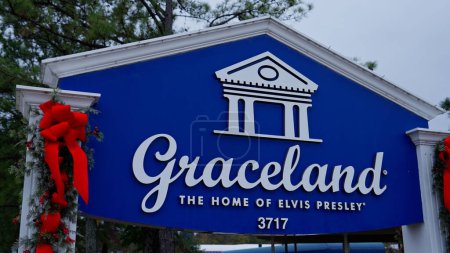 Foto de La señal de bienvenida a Graceland en Memphis - MEMPHIS, TENNESSEE - 07 DE NOVIEMBRE DE 2022 - Imagen libre de derechos