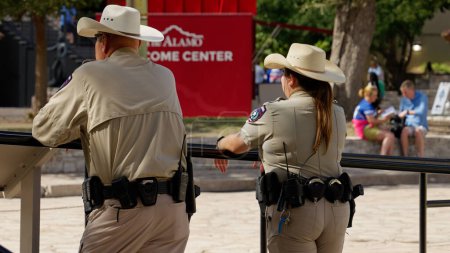 Foto de Agentes de seguridad en Alamo en San Antonio Texas - SAN ANTONIO, TEXAS - 01 DE NOVIEMBRE DE 2022 - Imagen libre de derechos