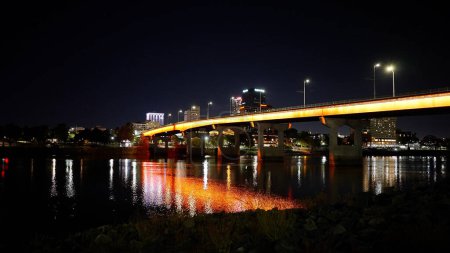Téléchargez les photos : Little Rock Arkansas avec ses ponts colorés la nuit - LITTLE ROCK, ARKANSAS - 05 NOVEMBRE 2022 - en image libre de droit
