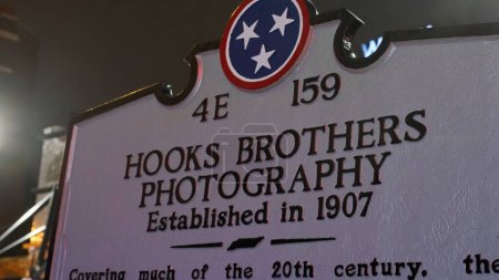 Foto de Hooks Brothers Fotografía en Beale Street en Memphis - el hogar de Blues y Música Rock - MEMPHIS, TENNESSEE - 07 de NOVIEMBRE de 2022 - Imagen libre de derechos
