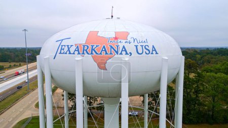 Téléchargez les photos : Château d'eau de Texarkana d'en haut - TEXARKANA, États-Unis - 08 NOVEMBRE 2022 - en image libre de droit