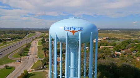 Foto de Torre de agua de Fort Worth desde arriba - FORT WORTH, TEXAS - 09 de noviembre de 2022 - Imagen libre de derechos