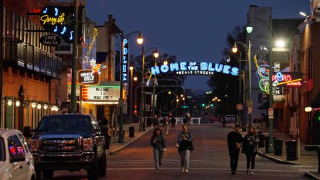 Foto de Famosa calle Beale en Memphis- el hogar de Blues y Música Rock - MEMPHIS, TENNESSEE - 07 DE NOVIEMBRE DE 2022 - Imagen libre de derechos