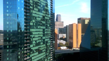Téléchargez les photos : Les étonnants immeubles de bureaux du centre-ville de Dallas - DALLAS, TEXAS - 09 NOVEMBRE 2022 - en image libre de droit