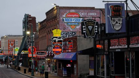 Foto de Famosa calle Beale en Memphis- el hogar de Blues y Música Rock - MEMPHIS, TENNESSEE - 07 DE NOVIEMBRE DE 2022 - Imagen libre de derechos