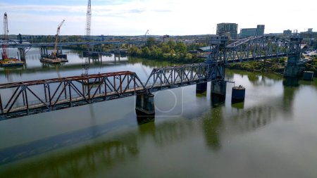 Téléchargez les photos : Pont de jonction au-dessus de la rivière Arkansas à Little Rock - LITTLE ROCK, ARKANSAS - 06 NOVEMBRE 2022 - en image libre de droit