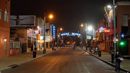 Téléchargez les photos : Beale Street à Memphis - la maison du blues et de la musique rock et un lieu légendaire - MEMPHIS, TENNESSEE - 07 NOVEMBRE 2022 - en image libre de droit