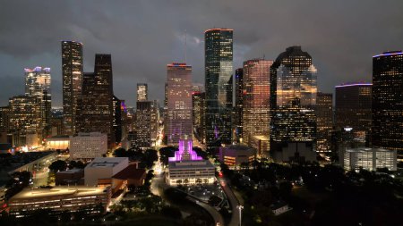 Téléchargez les photos : Vue imprenable sur les toits de Houston Texas la nuit - HOUSTON, TEXAS - 30 OCTOBRE 2022 - en image libre de droit