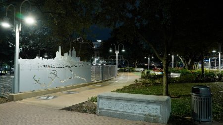 Téléchargez les photos : Market Square Park à Houston Centre-ville la nuit - HOUSTON, TEXAS - 02 NOVEMBRE 2022 - en image libre de droit