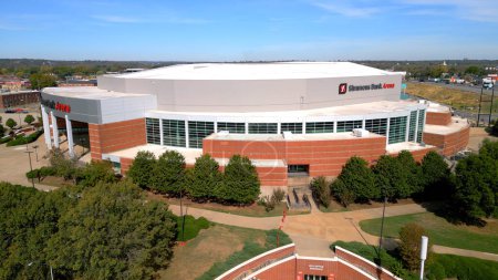 Téléchargez les photos : Simmons Bank Arena à Little Rock d'en haut - LITTLE ROCK, ARKANSAS - 06 NOVEMBRE 2022 - en image libre de droit