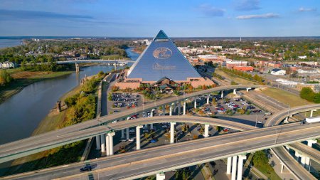 Foto de La famosa Pirámide de Bass Pro Shops en la ciudad de Memphis - MEMPHIS, TENNESSEE - 07 DE NOVIEMBRE DE 2022 - Imagen libre de derechos