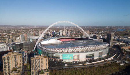 Téléchargez les photos : Vue aérienne sur le stade Wembley à Londres par une journée ensoleillée - LONDRES, ROYAUME-UNI - 20 DÉCEMBRE 2022 - en image libre de droit