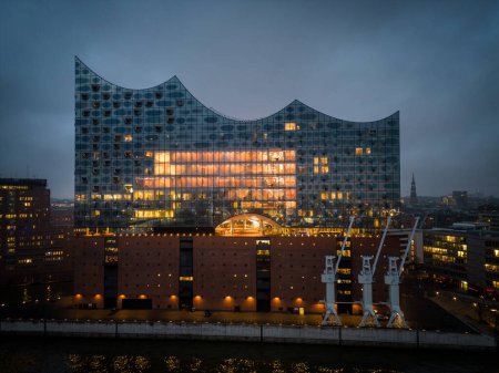Téléchargez les photos : Bâtiment le plus célèbre de Hambourg Allemagne - la salle de concert Elbphilharmonie de nuit - VILLE DE HAMBURG, ALLEMAGNE - 23 DÉCEMBRE 2022 - en image libre de droit