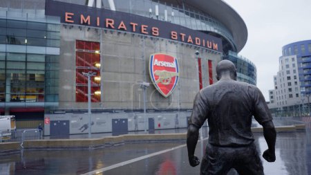Foto de Estatuas en el Emirates Stadium - sede del club de fútbol Arsenal London - LONDRES, REINO UNIDO - 20 DE DICIEMBRE DE 2022 - Imagen libre de derechos