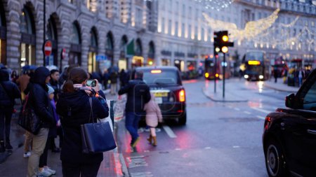 Foto de Tomando fotos en las calles de Londres - LONDRES, REINO UNIDO - 20 DE DICIEMBRE DE 2022 - Imagen libre de derechos
