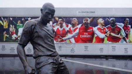 Foto de Estatuas en el Emirates Stadium - sede del club de fútbol Arsenal London - LONDRES, REINO UNIDO - 20 DE DICIEMBRE DE 2022 - Imagen libre de derechos