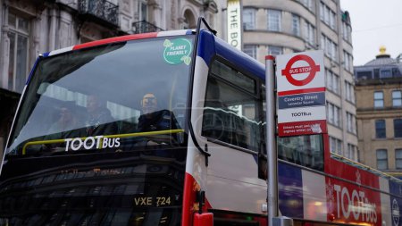 Foto de London sightseeing bus at Coventry street - LONDRES, REINO UNIDO - 20 DE DICIEMBRE DE 2022 - Imagen libre de derechos