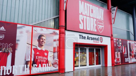 Foto de Emirates Stadium fan store - sede del club de fútbol Arsenal London - LONDRES, REINO UNIDO - 20 DE DICIEMBRE DE 2022 - Imagen libre de derechos