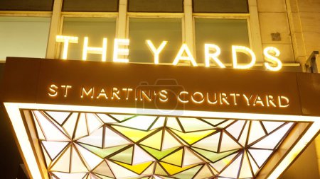 Téléchargez les photos : St Martins Courtyard à Londres est un endroit populaire - LONDRES, ROYAUME-UNI - 20 DÉCEMBRE 2022 - en image libre de droit