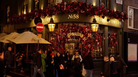 Téléchargez les photos : Mr Foggs Tavern in London magnifiquement décoré - LONDRES, ROYAUME-UNI - 20 DÉCEMBRE 2022 - en image libre de droit