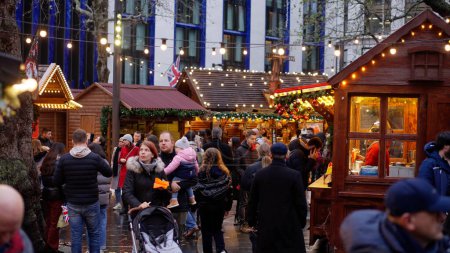 Téléchargez les photos : Marché de Noël à Leicester Square - LONDRES, ROYAUME-UNI - 20 DÉCEMBRE 2022 - en image libre de droit