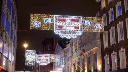Téléchargez les photos : St Martins Lane à Londres à la période de Noël - LONDRES, ROYAUME-UNI - 20 DÉCEMBRE 2022 - en image libre de droit