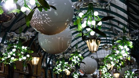 Téléchargez les photos : Décoration de Noël Covent Garden à Londres - LONDRES, ROYAUME-UNI - 20 DÉCEMBRE 2022 - en image libre de droit