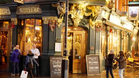 Téléchargez les photos : Typique British Pub à Londres - LONDRES, ROYAUME-UNI - 20 DÉCEMBRE 2022 - en image libre de droit
