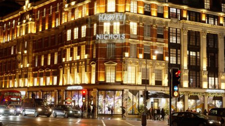 Foto de Tienda Harvey Nichols en Londres Knightsbridge - LONDRES, REINO UNIDO - 20 DE DICIEMBRE DE 2022 - Imagen libre de derechos