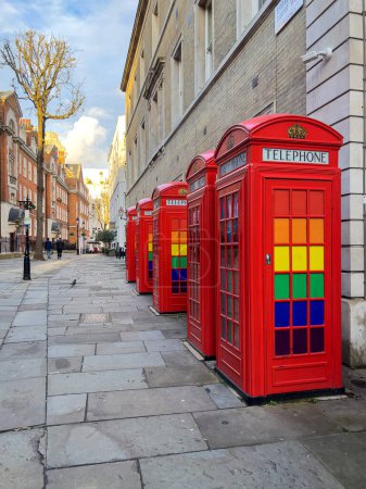 Foto de Cabinas telefónicas rojas con colores arcoíris LGBTQ en Londres- LONDRES, REINO UNIDO - 20 DE DICIEMBRE DE 2022 - Imagen libre de derechos