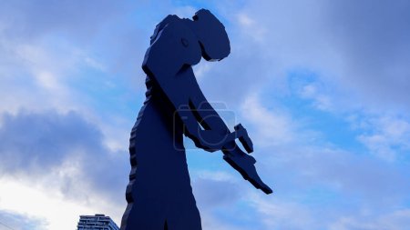 Photo for Famous Hammering Man Scuplture in the city of Frankfurt - FRANKFURT MAIN, GERMANY - JULY 12, 2022 - Royalty Free Image