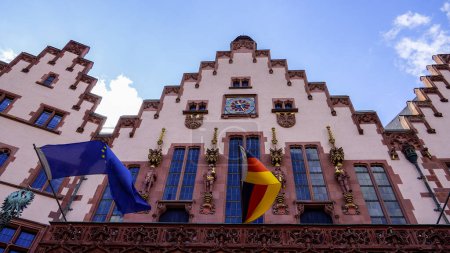 Foto de Famous Roemer Town Hall at historic district - The old town of Frankfurt - FRANKFURT MAIN, GERMANY - JULY 12, 2022 - Imagen libre de derechos