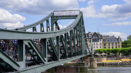 Téléchargez les photos : Famous Iron Bridge for pedestrians called Eiserner Steg in the city of Frankfurt - FRANKFURT MAIN, GERMANY - JULY 12, 2022 - en image libre de droit
