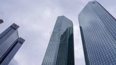 Téléchargez les photos : Deutsche Bank Twin Towers in the financial district in the city of Frankfurt - FRANKFURT MAIN, GERMANY - JULY 12, 2022 - en image libre de droit