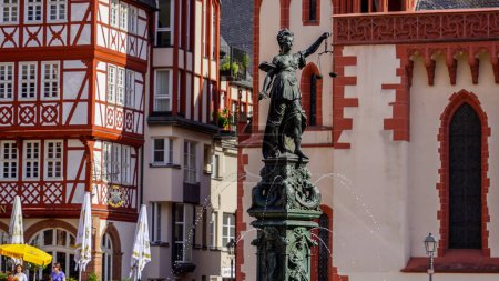 Foto de Historic district - Fountain of Justice - FRANKFURT MAIN, GERMANY - JULY 12, 2022 - Imagen libre de derechos