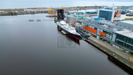 Téléchargez les photos : Royal Yacht Britannia at Ocean Terminal Edinburgh - aerial view - EDINBURGH, UNITED KINGDOM - OCTOBER 04, 2022 - en image libre de droit
